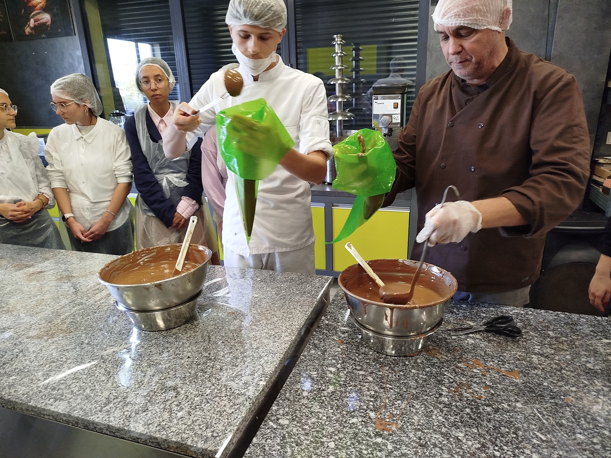 IMMERSION GOURMANDE : LES ÉLÈVES DE CAP EXPLORENT L’ART DU CHOCOLAT A MONTREDON