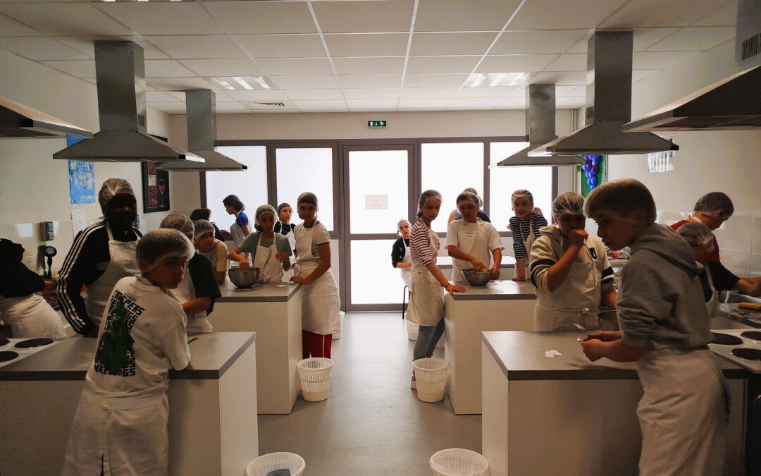 UN PROJET SAVOUREUX ET PÉDAGOGIQUE : LES ÉLÈVES DE 6e SECTION INTERNATIONALE SE METTENT AUX FOURNEAUX POUR FAIRE DÉCOUVRIR L’ÉCOSSE EN GOURMANDISE.