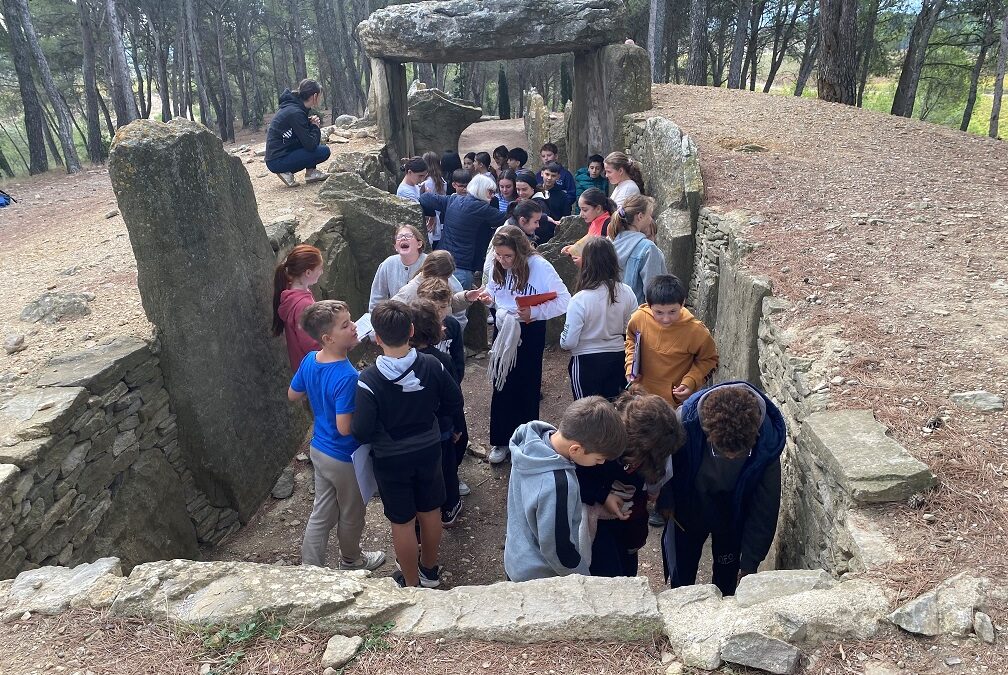 À LA DÉCOUVERTE DU PASSE : LES 6e EXPLORENT LE DOLMEN DES FADES A PÉPIEUX.