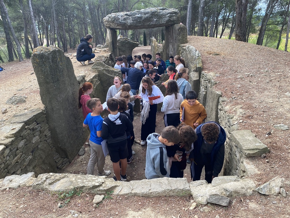 À LA DÉCOUVERTE DU PASSE : LES 6e EXPLORENT LE DOLMEN DES FADES A PÉPIEUX.