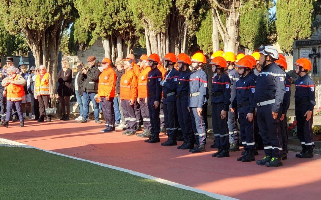 LES JEUNES SAPEURS-POMPIERS DE L&rsquo;AMANDIER AUX COTES DES POMPIERS DE LEZIGNAN POUR LA COMMÉMORATION DU 11 NOVEMBRE.
