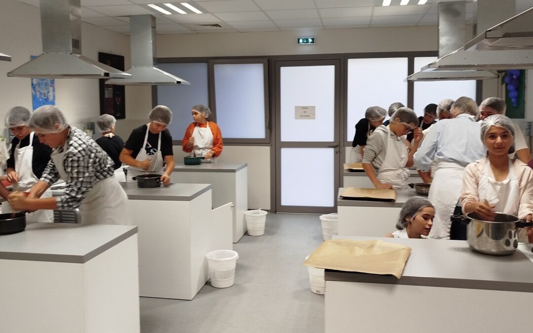 ATELIER CUISINE POUR LES 5e DE LA SECTION INTERNATIONALE :  DES BROWNIES FAÇON « TOP CHEF »