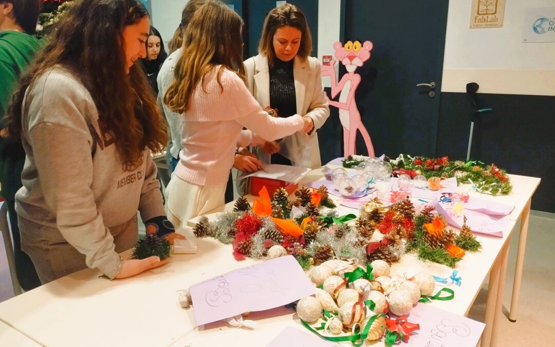 LES ÉLÈVES DE 3e EA CRÉENT DES DÉCORATIONS DE NOËL POUR UN MARCHE SOLIDAIRE