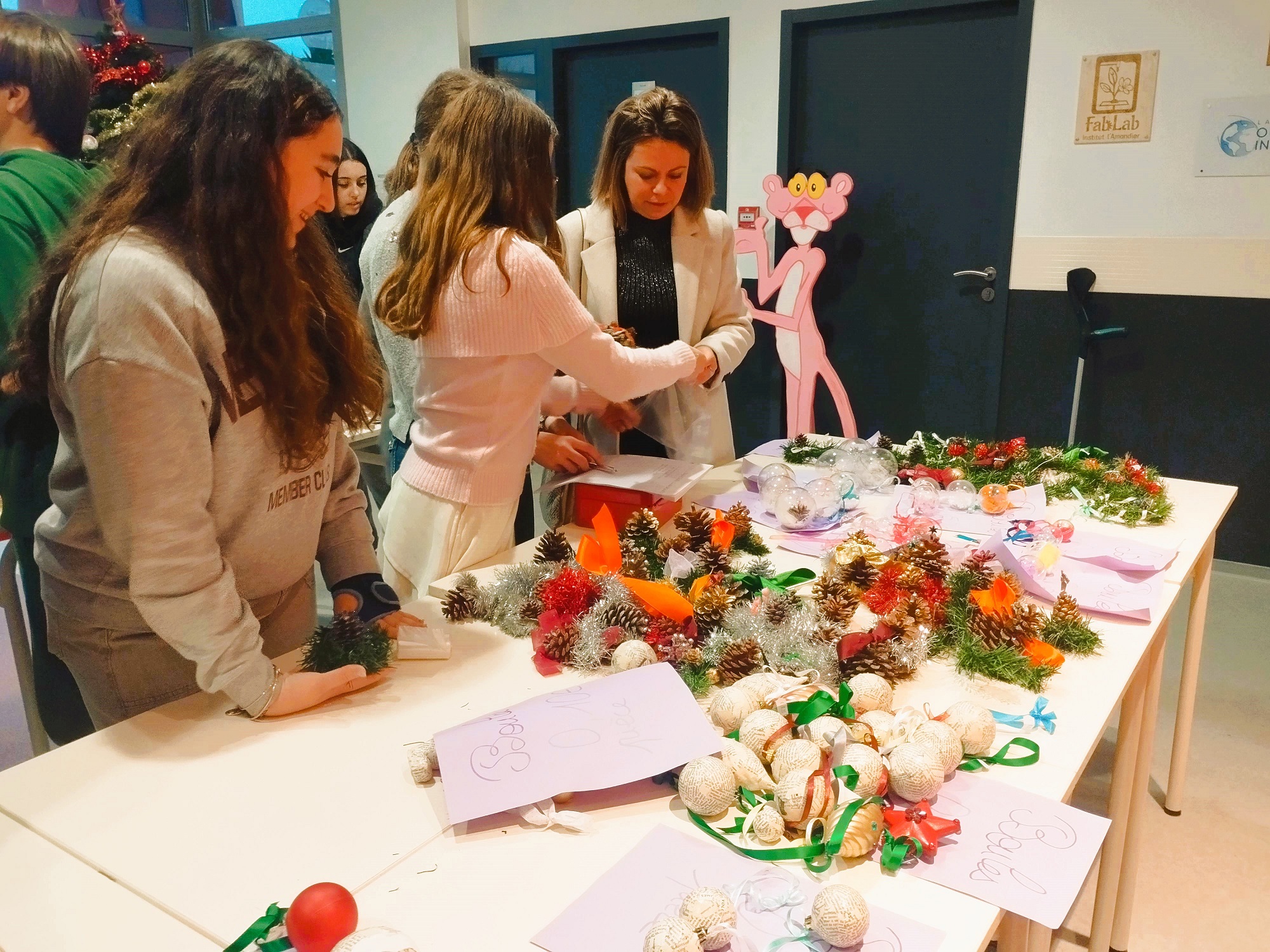 LES ÉLÈVES DE 3e EA CRÉENT DES DÉCORATIONS DE NOËL POUR UN MARCHE SOLIDAIRE