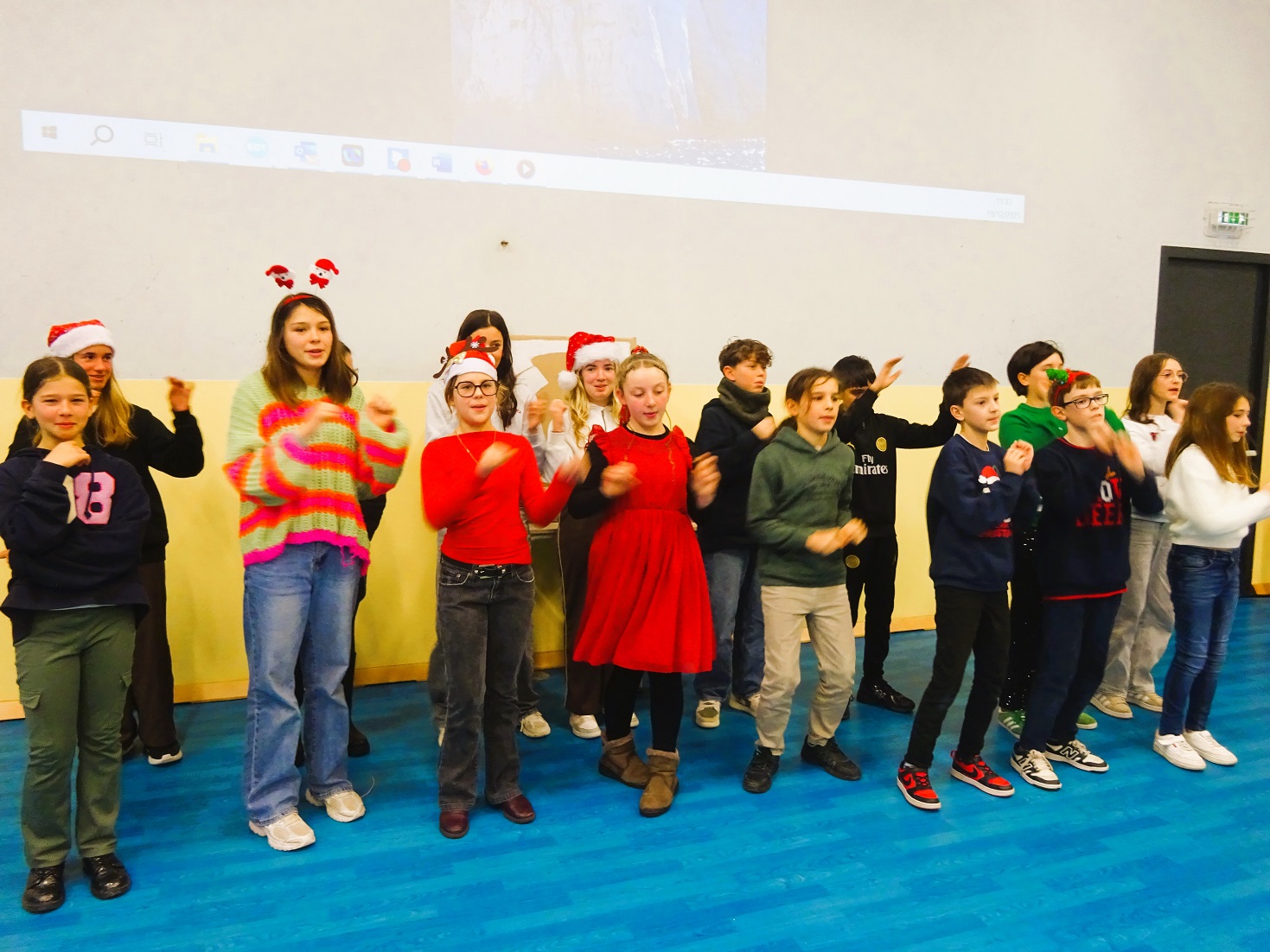 LES ÉLÈVES DE L&rsquo;INSTITUT L&rsquo;AMANDIER VOUS SOUHAITENT DE BONNES FÊTES DE FIN D’ANNÉE.