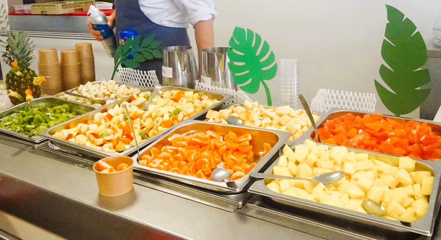 UN BAR A FRUITS AU RESTAURANT SCOLAIRE