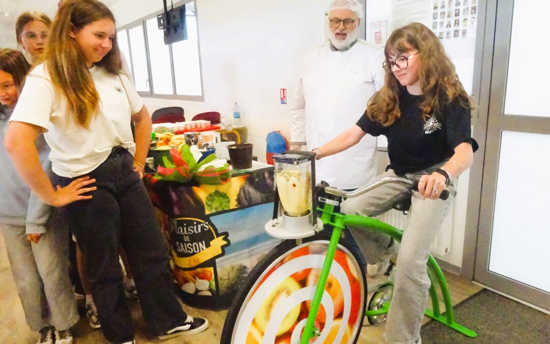 FABRICATION DE SMOOTHIES EN FAISANT DU VÉLO : LES ÉLÈVES RAVIS AU RESTAURANT SCOLAIRE