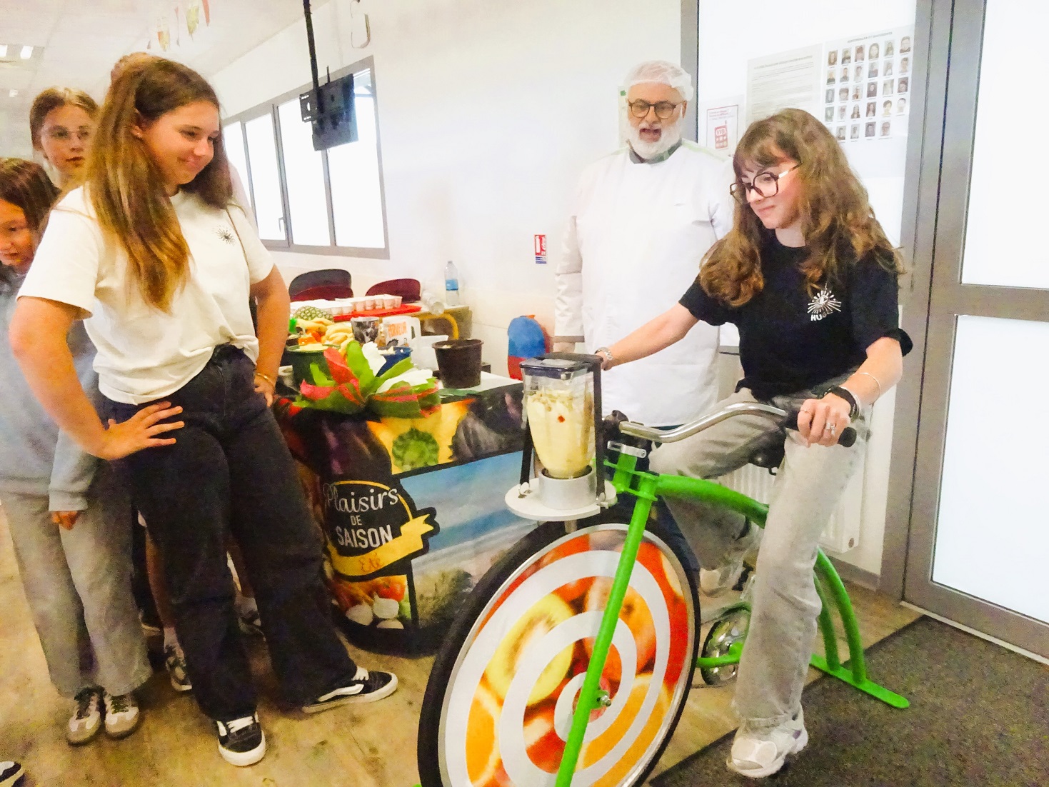 FABRICATION DE SMOOTHIES EN FAISANT DU VÉLO : LES ÉLÈVES RAVIS AU RESTAURANT SCOLAIRE