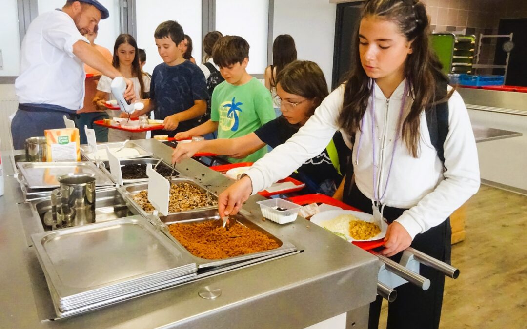 PREMIER BAR A LAIT DE L’ANNÉE AU RESTAURANT SCOLAIRE : DES ÉLÈVES RAVIS