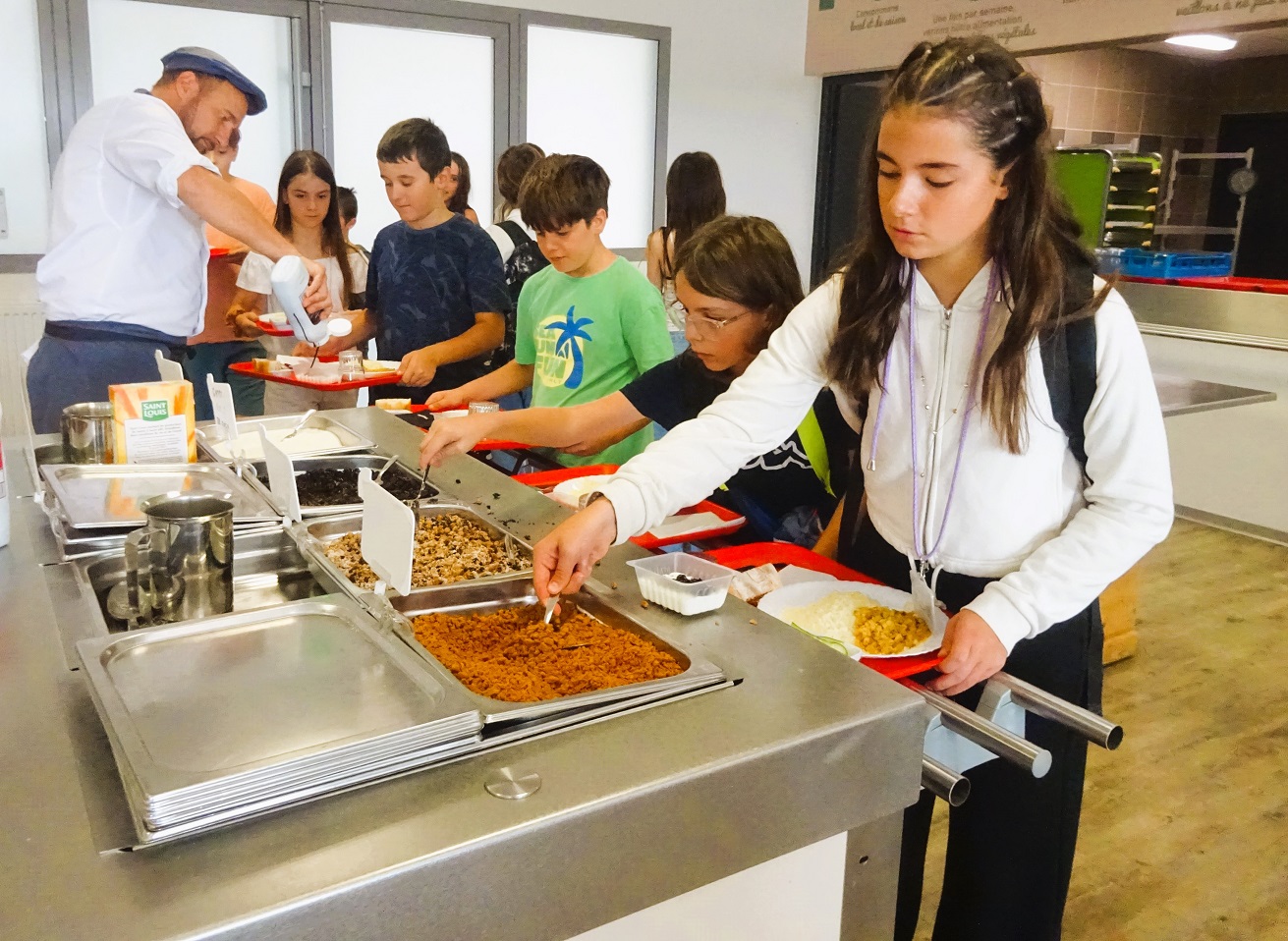 PREMIER BAR A LAIT DE L’ANNÉE AU RESTAURANT SCOLAIRE : DES ÉLÈVES RAVIS